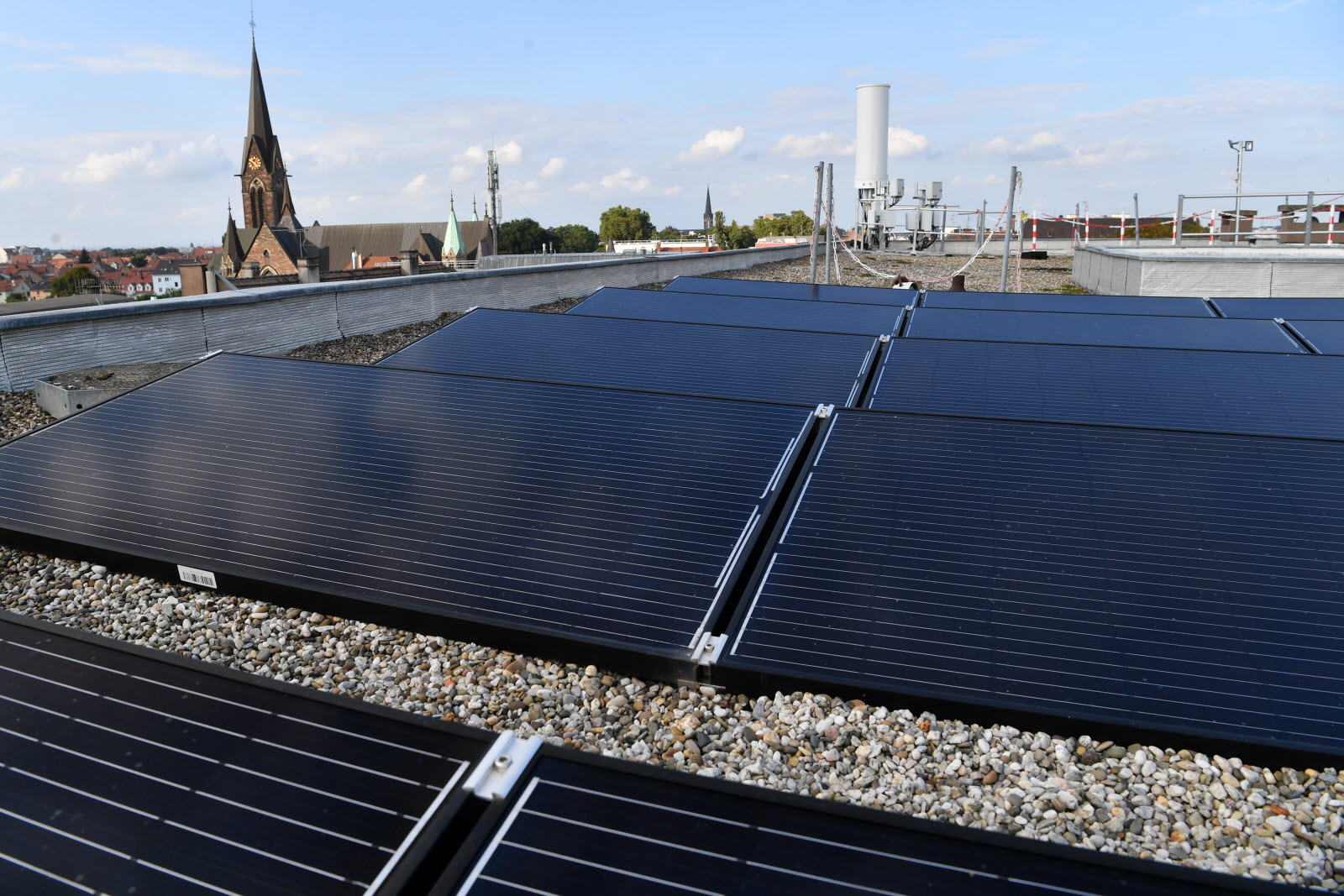 panneau solaire sur le toit d'un hébergement touristique
