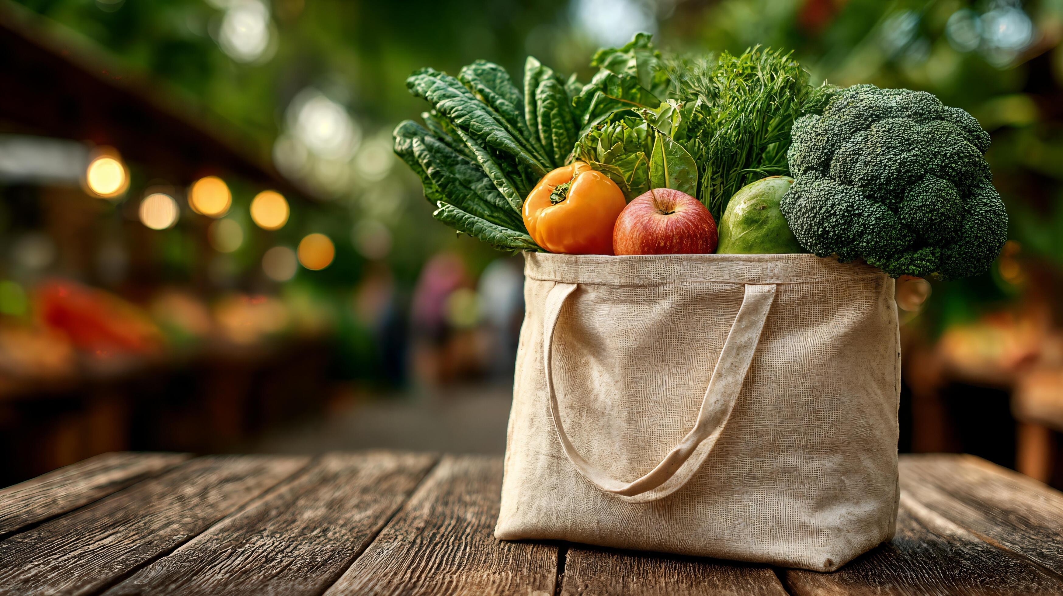 sac en toile rempli de fruits et légumes frais au marché