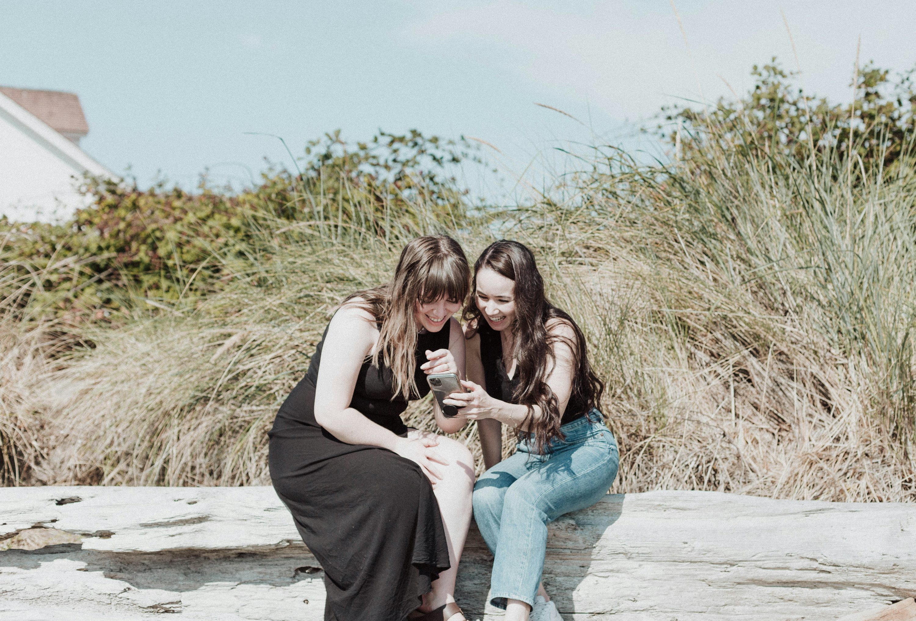 groupe d'amies consultant une application sur smartphone