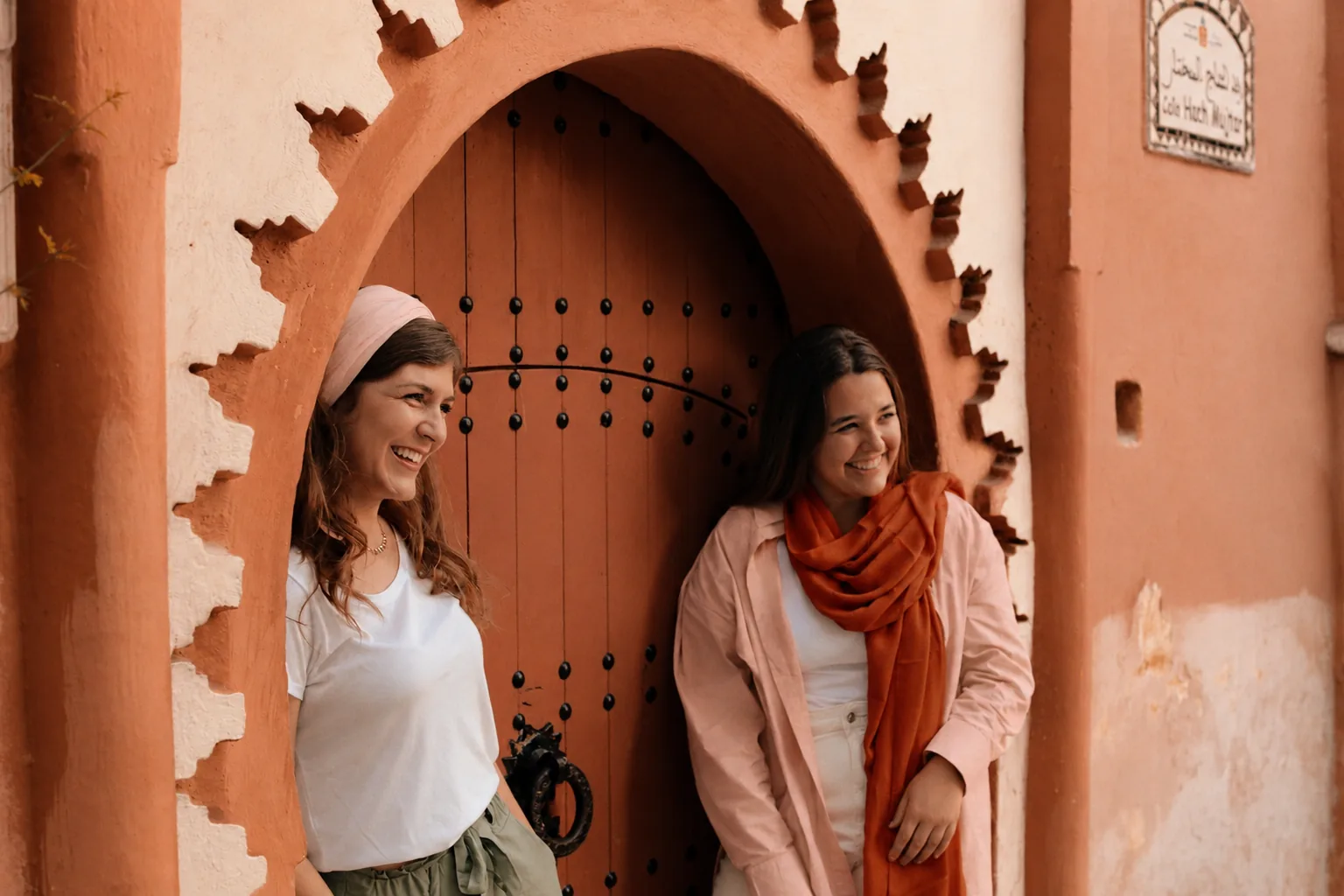 amies riant ensemble sur une place de ville