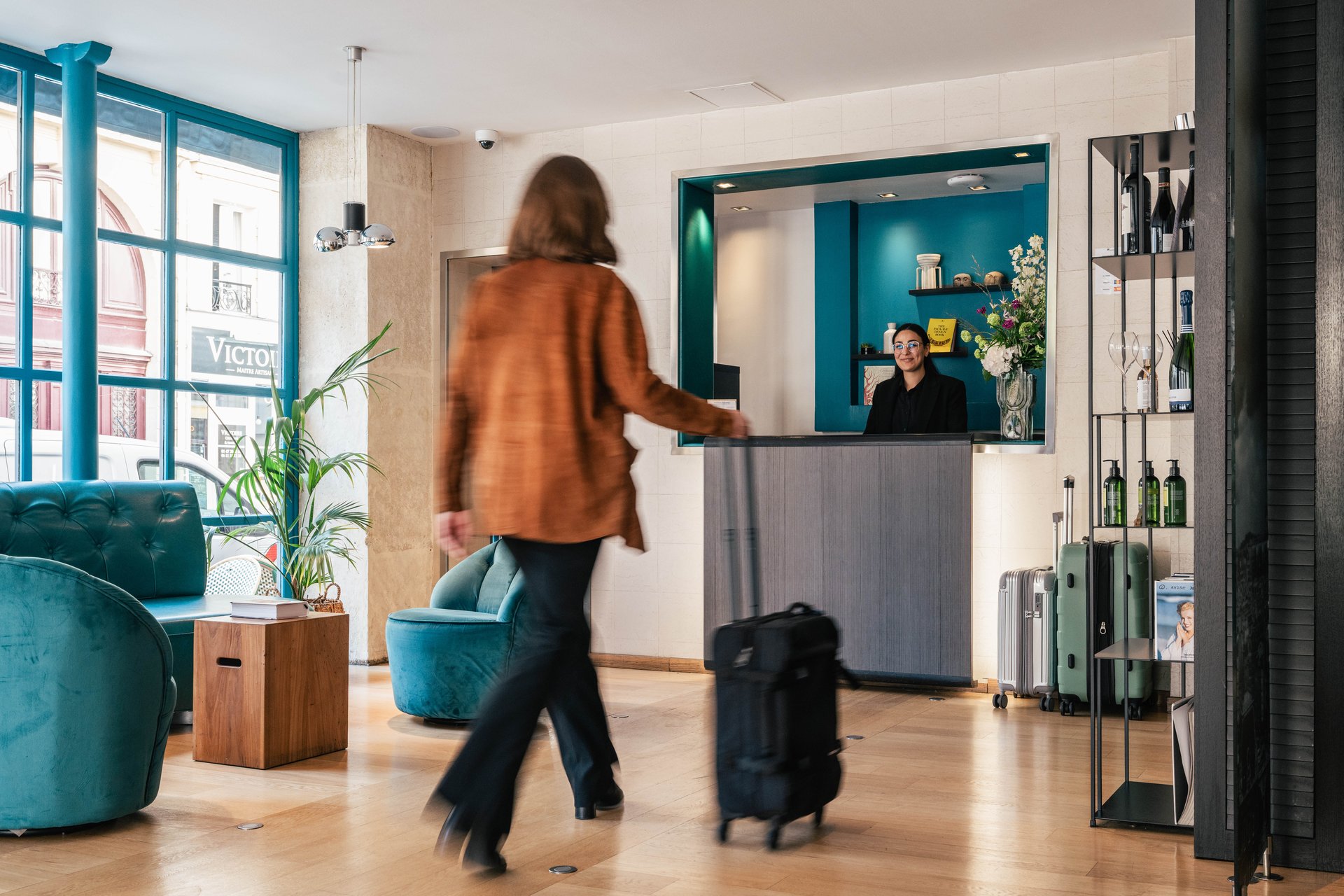 réception d'hôtel moderne avec bagages