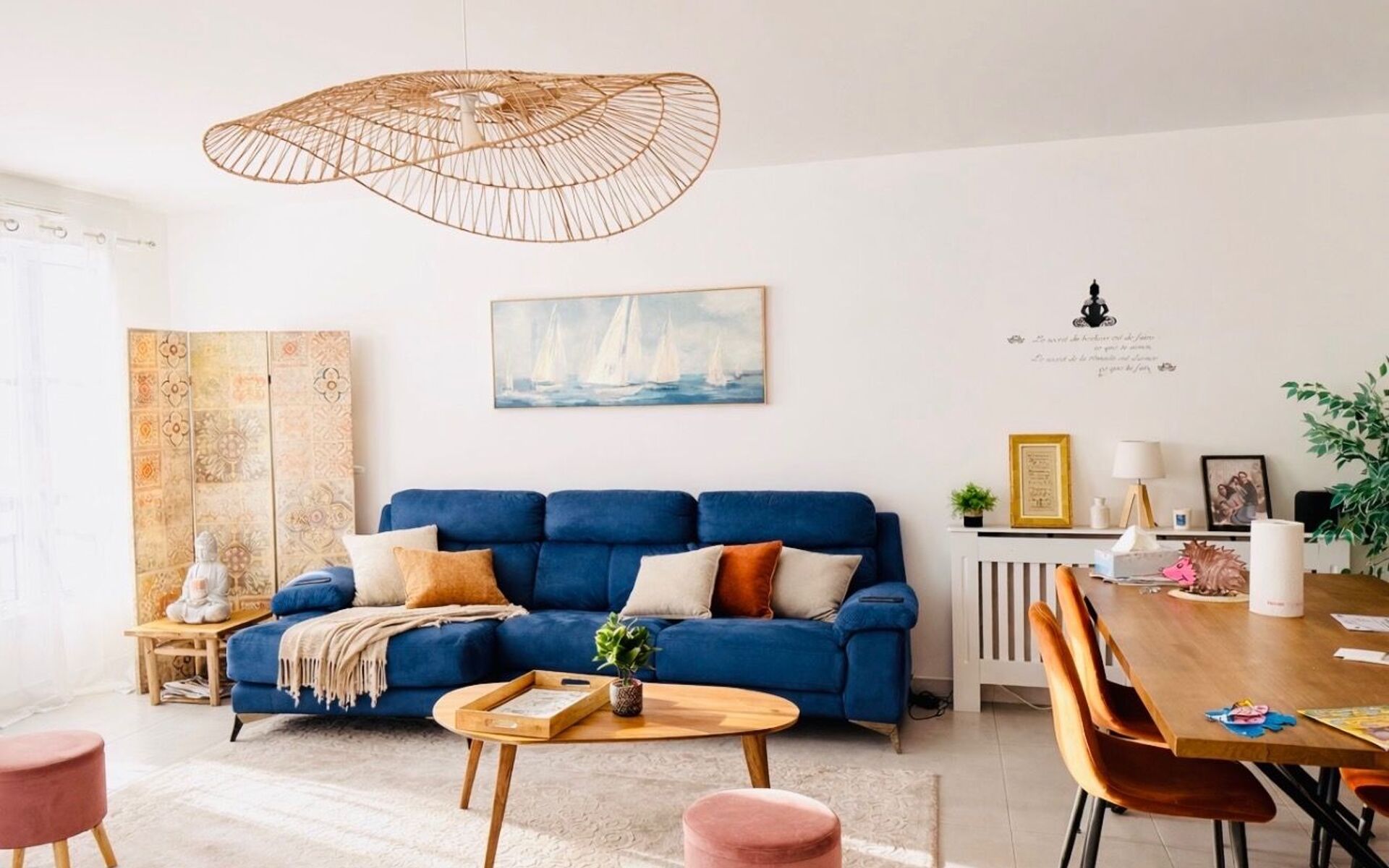 salon lumineux d'un appartement loué pour un séjour