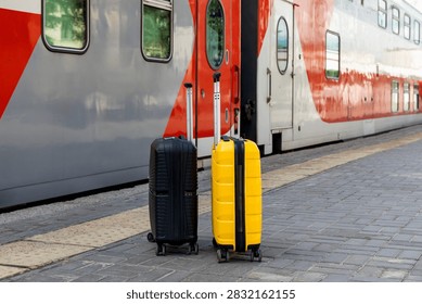valise roulante devant une gare centrale