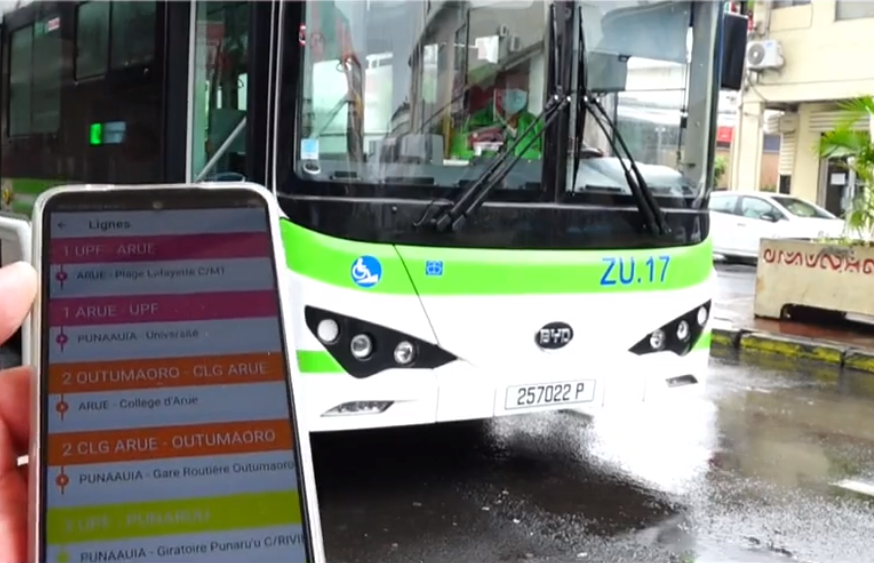 horaires de transport affichés à un arrêt de bus