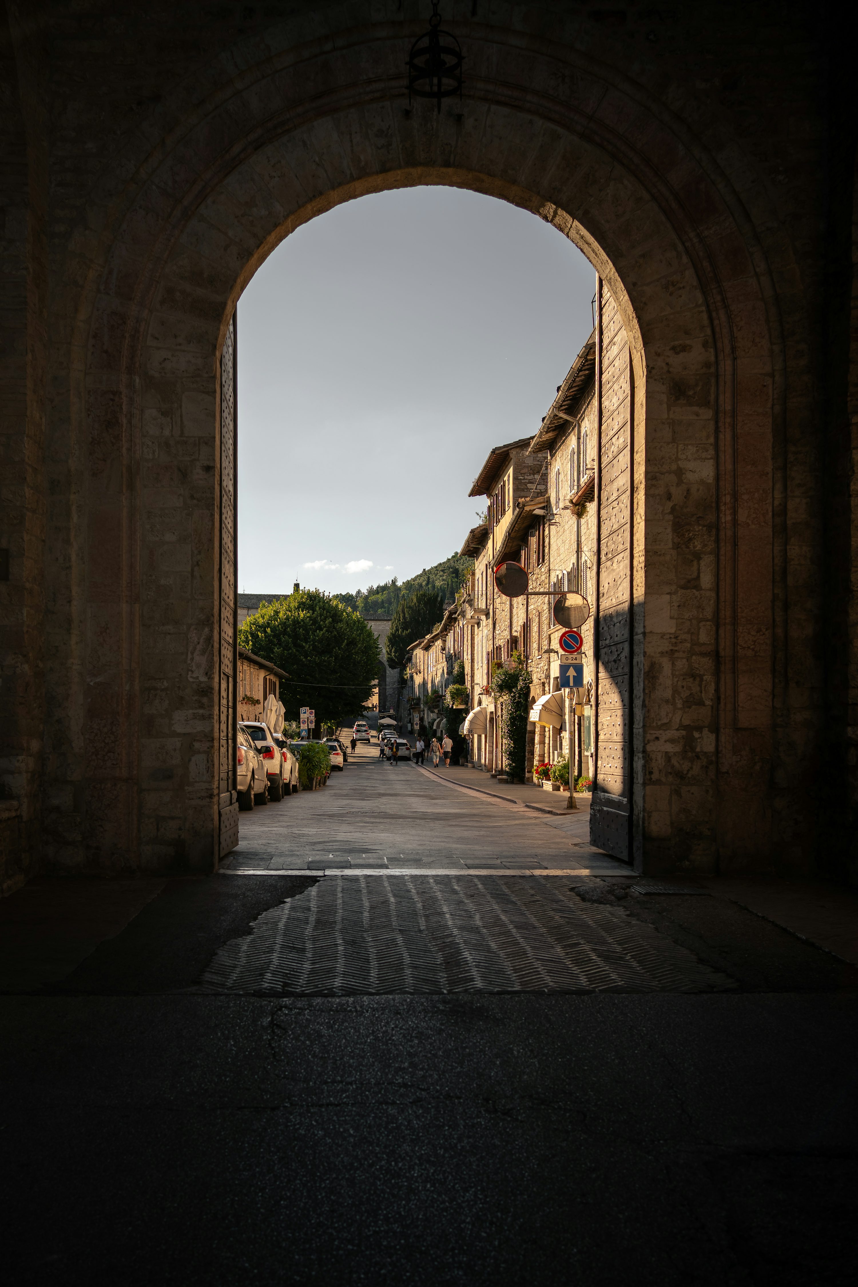 ruelle européenne baignée de lumière dorée au lever du soleil
