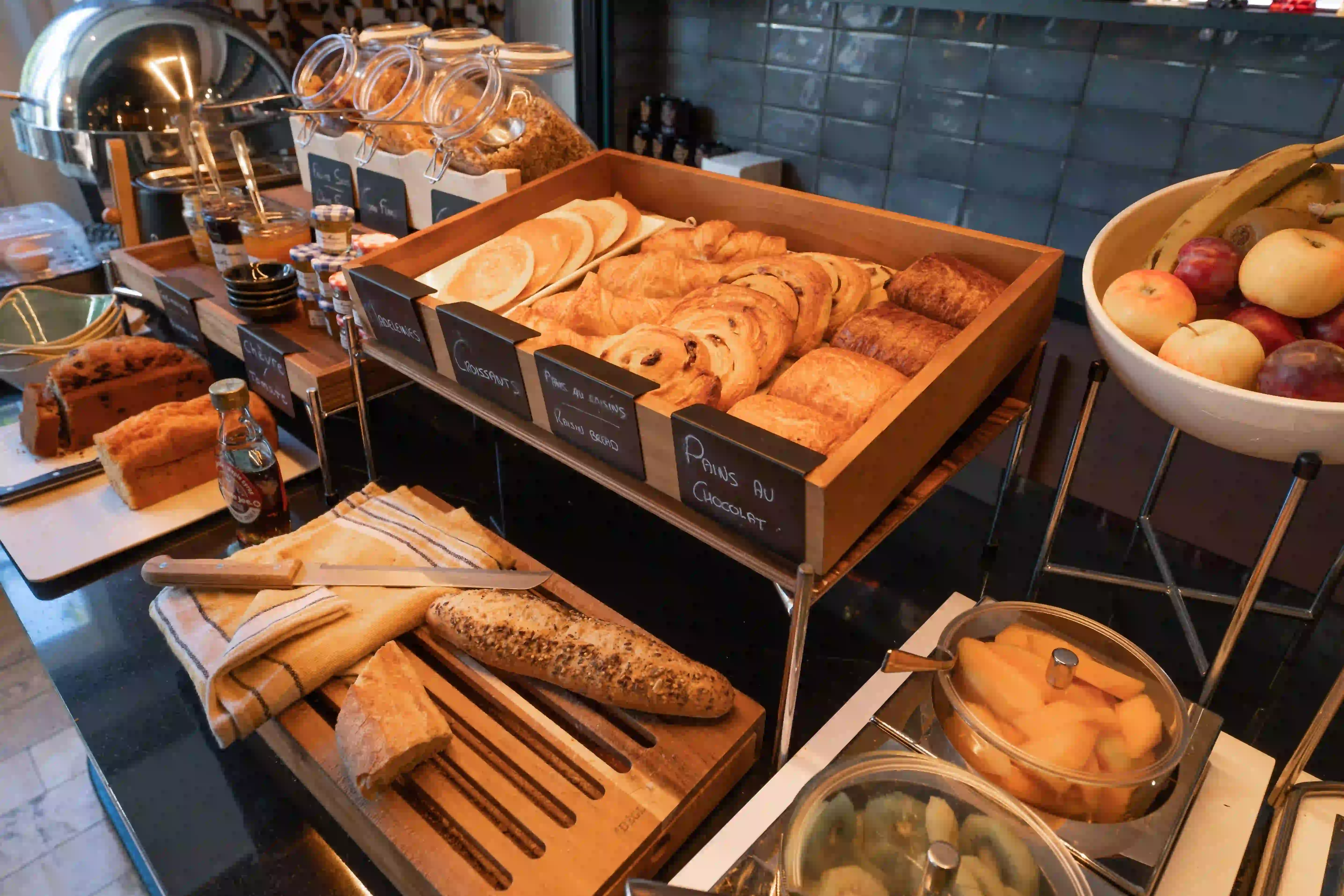 buffet petit-déjeuner d'hôtel avec viennoiseries