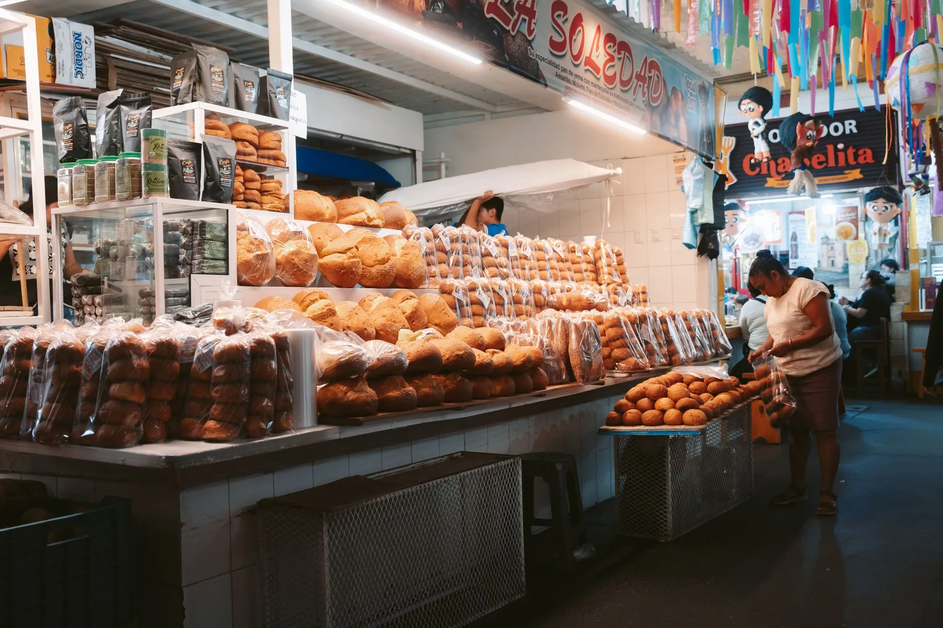 marché local avec étals de nourriture colorés