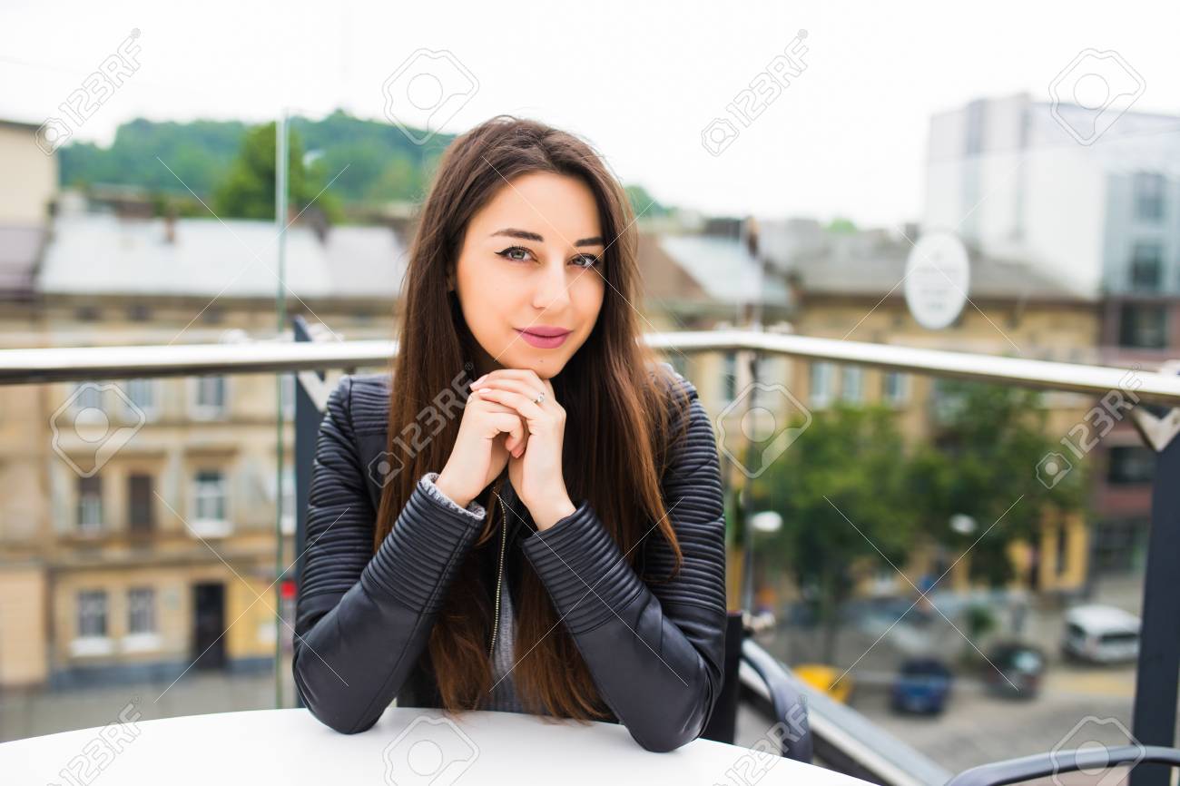 femme seule prenant un café en terrasse